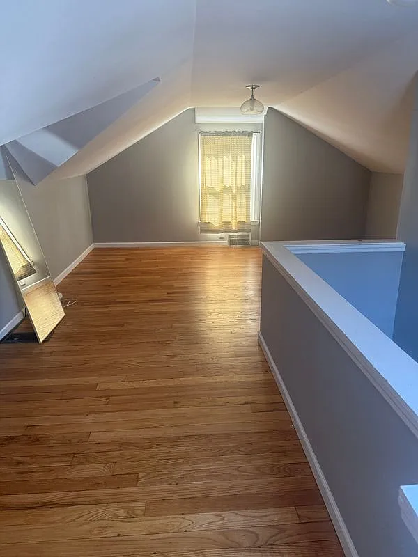 3 bed, 1.0 bath, 1088 sqft, $2,100 — Photo 4