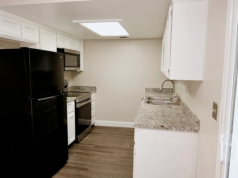 Heather Court Apartments — Photo 9