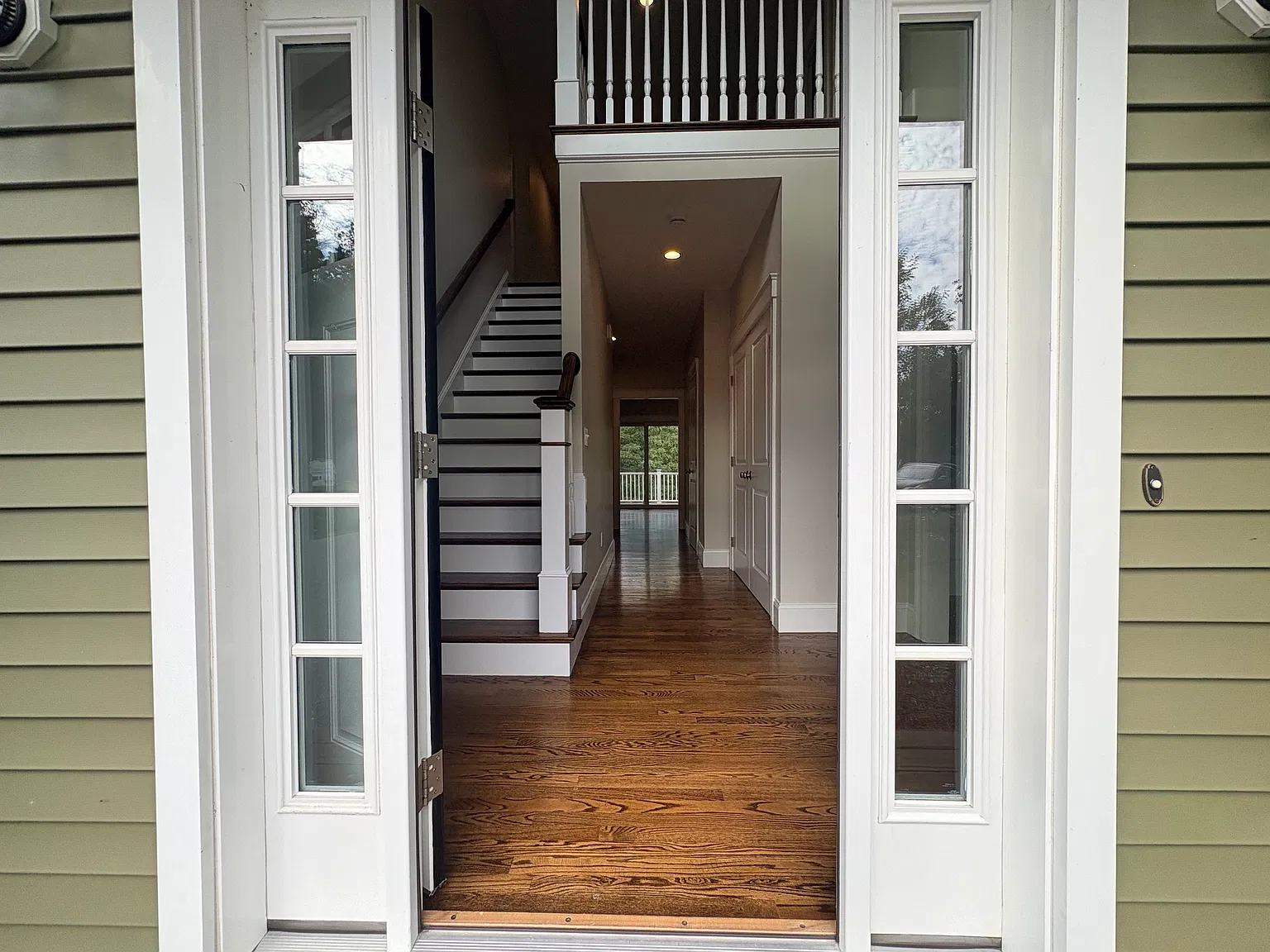 4 bed, 2.5 bath, 2384 sqft, $6,000 — Photo 3