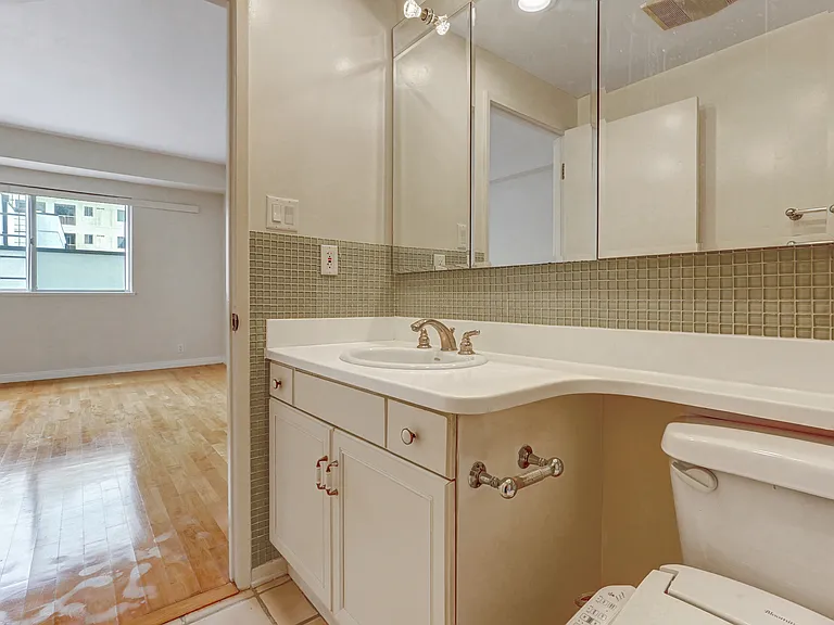 10787 Wilshire Blvd #802 — Photo 27
