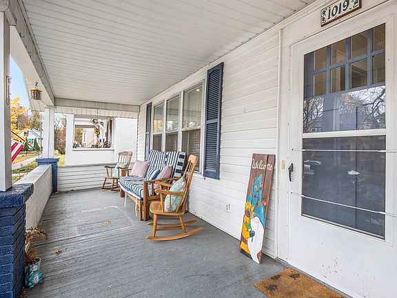 3rd image of 1019 Fremont Ave NW
