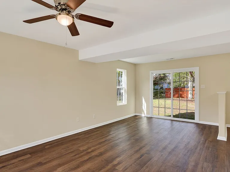 713 Emerald Ct — Photo 2