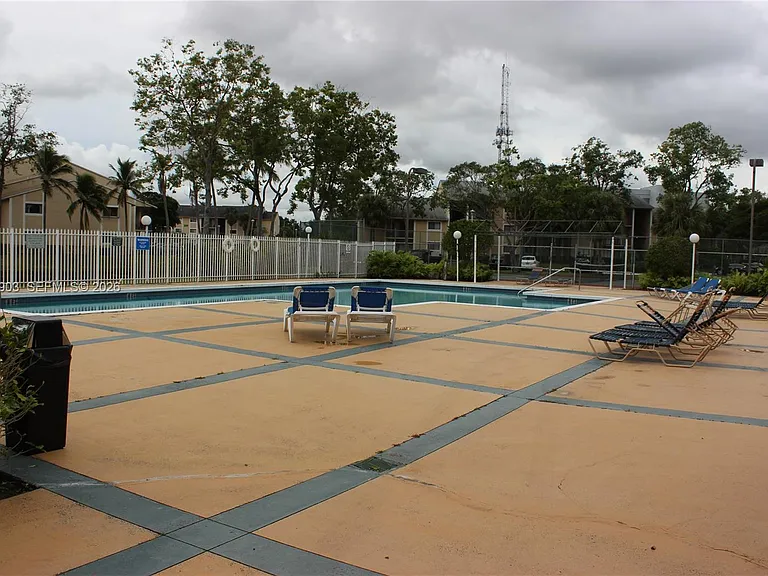 400 Palm Cir W #201 — Photo 39