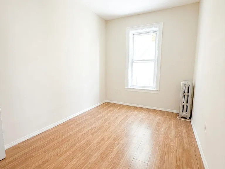 519 Sheffield Ave #2R — Photo 5