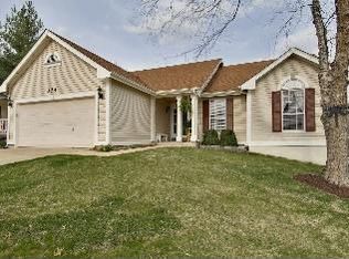 324 Oakmont Farm Dr, Ballwin, MO 63021