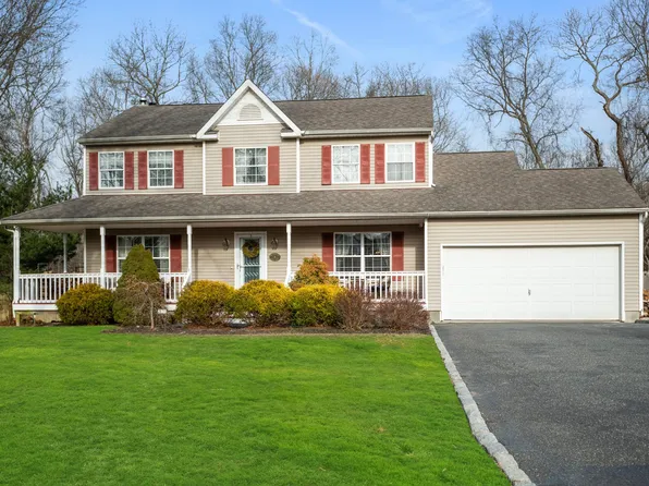 8 Karen Ct, Wading River, NY 11792