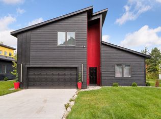 1021 Gardner St E, Wayzata, MN 55391