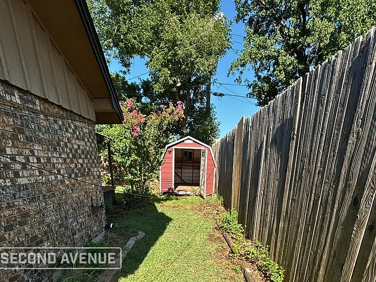 10212 N Military Ave — Photo 2