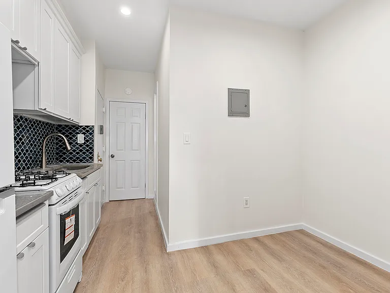 117 Henry St #8 — Photo 2