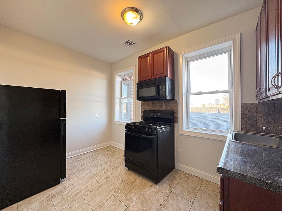 1st image of 164 Bergen Ave #4B