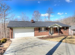 15 Barrington Rd, Nitro, WV 25143