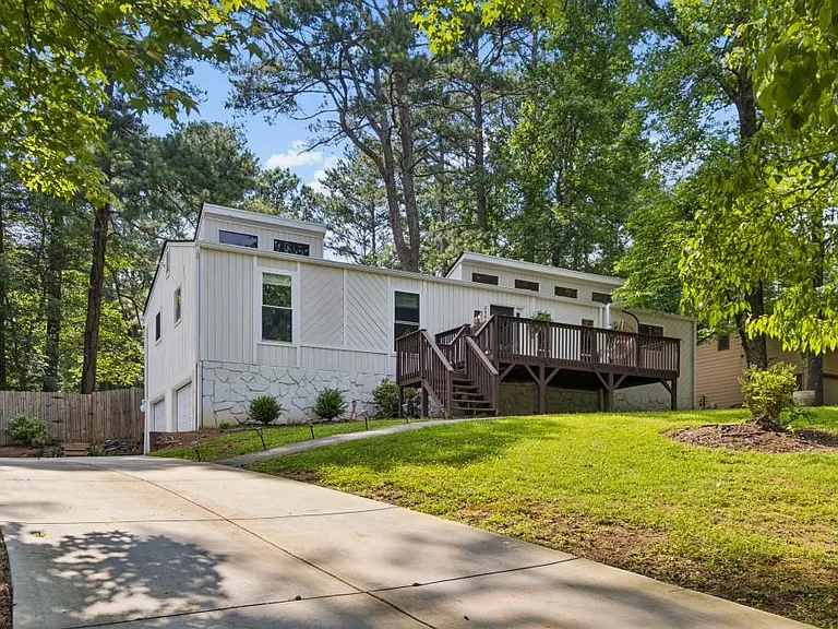 2506 Kingsley Dr NE — Photo 1