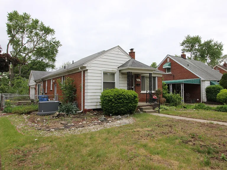 24301 Colgate St — Photo 2