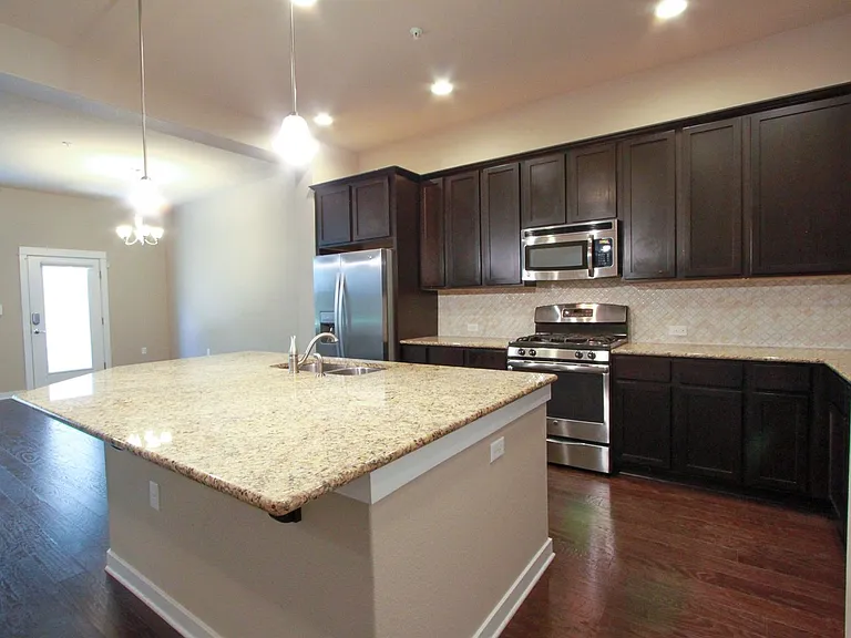 4722 Page St — Photo 8
