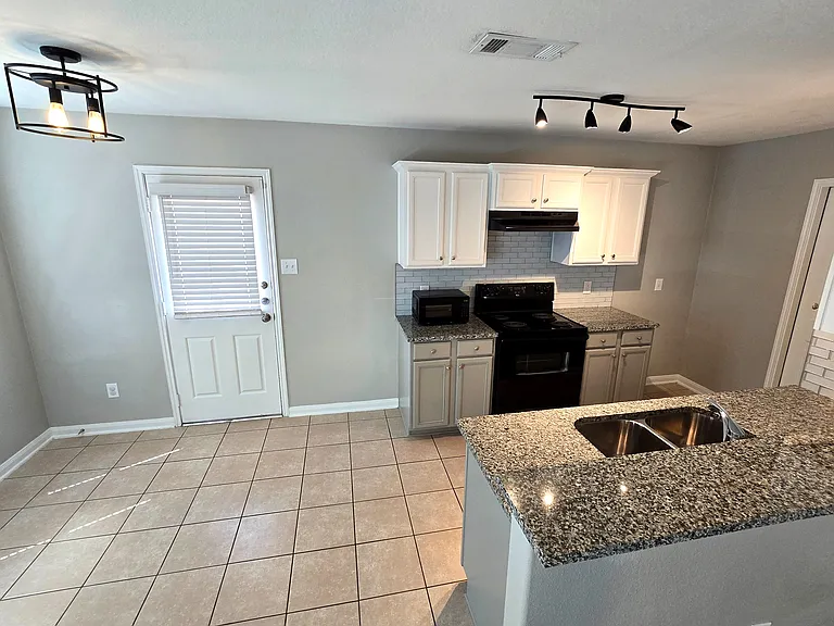 110 Outfitters Ct — Photo 7