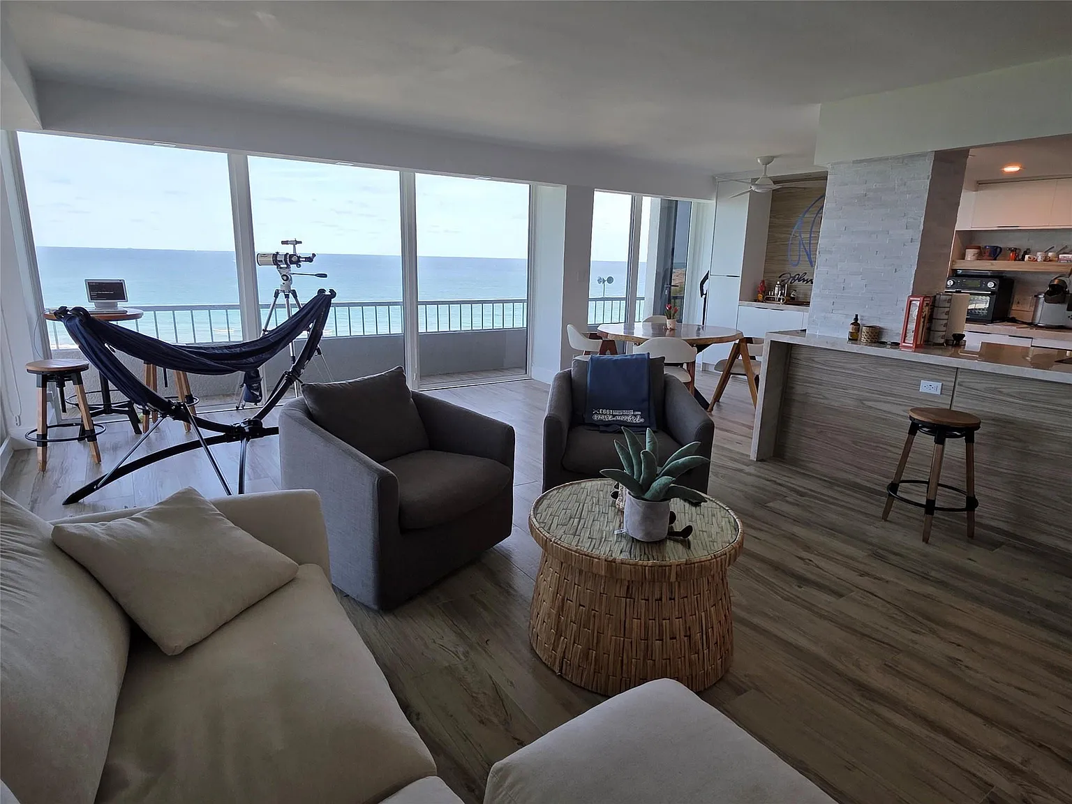 2 bed, 2.0 bath, 1435 sqft, $9,000 — Photo 2