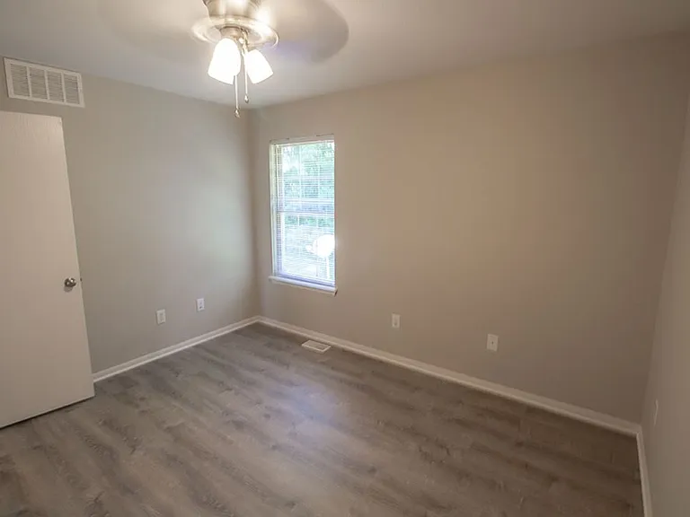 1413 Greensboro Dr — Photo 24