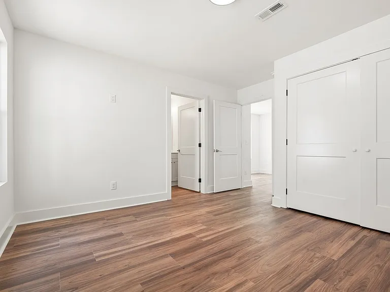 711 Gerard St #B — Photo 8