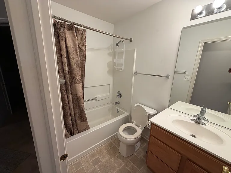 465 Metropolitan St — Photo 12