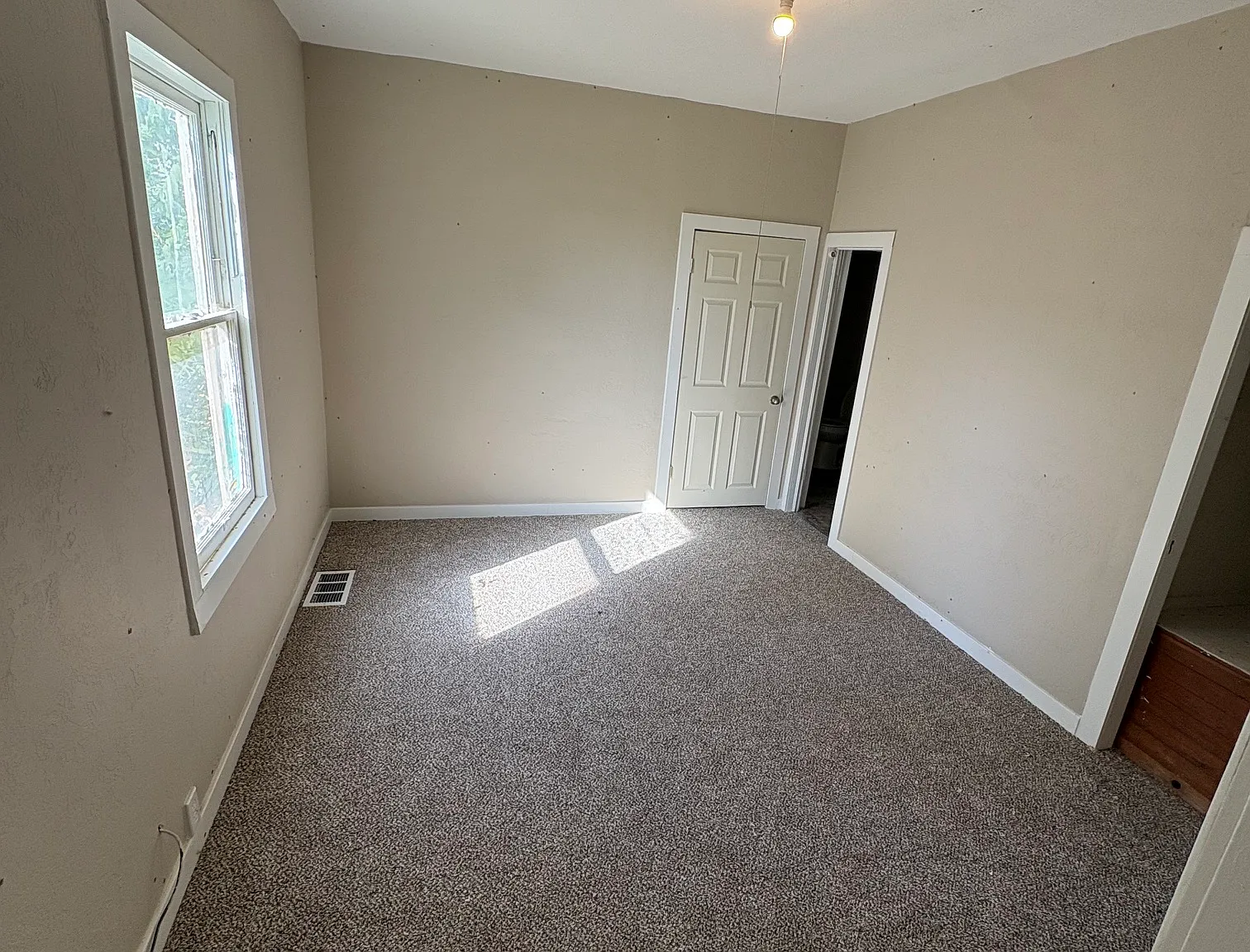 2 bed, 1000 sqft, $1,300 — Photo 2