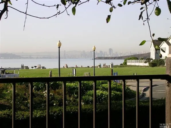 213 Lakeshore Ct, Richmond, CA 94804