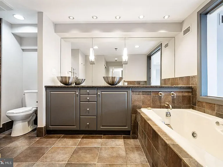 7 N Columbus Blvd #223 — Photo 15