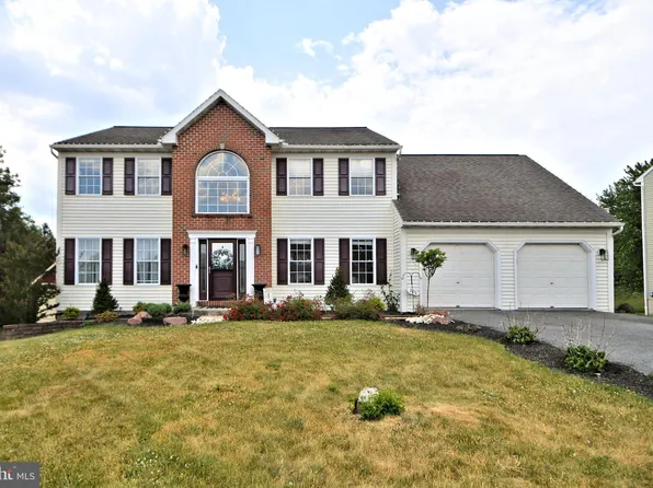 201 Spring View Dr, Douglassville, PA 19518