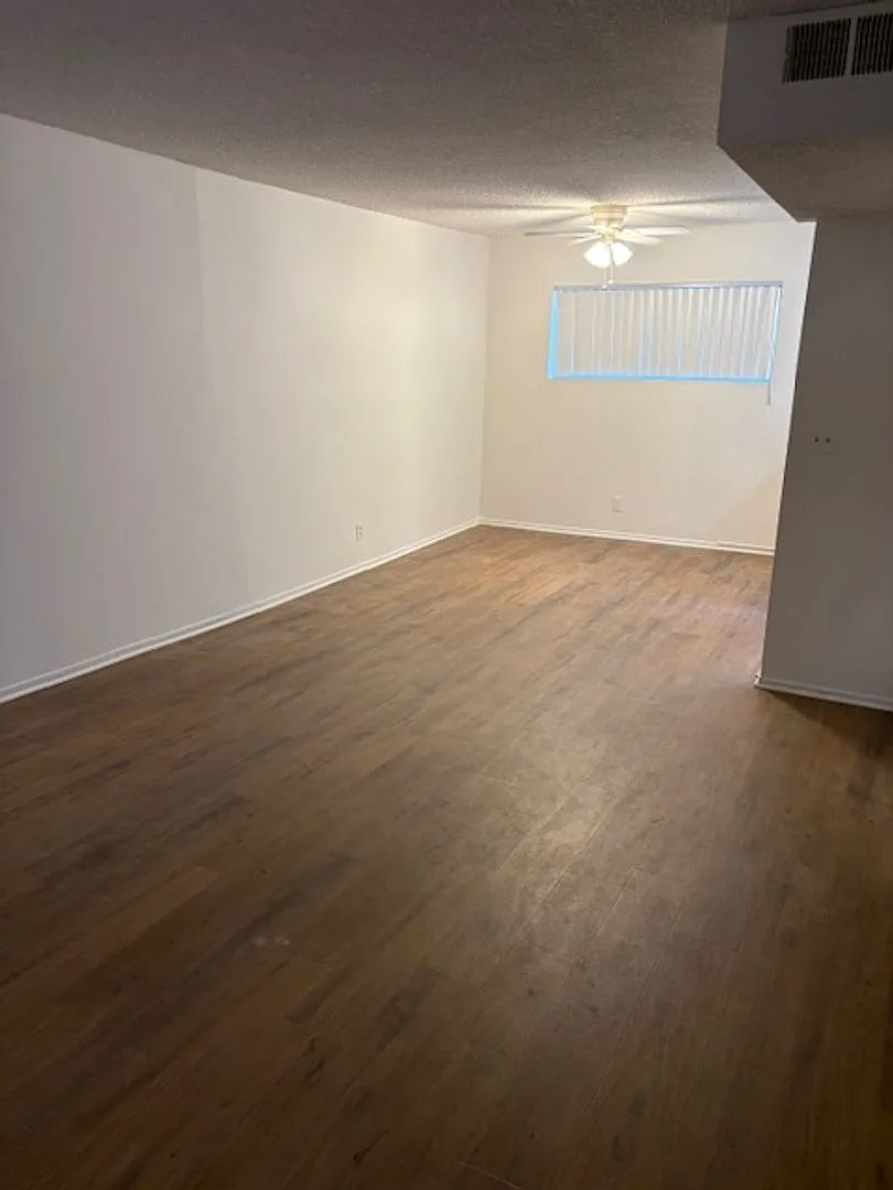123 - Thompson Ave Apts — Photo 4