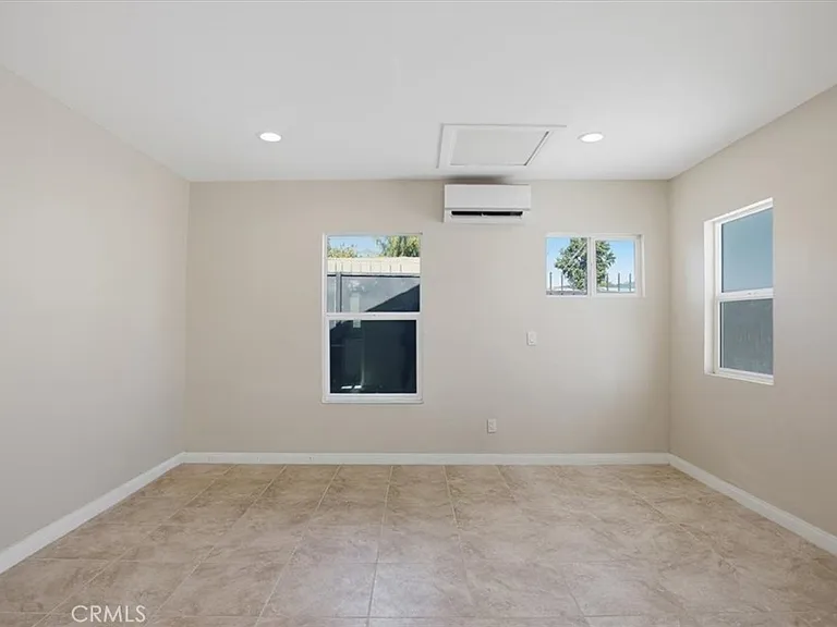 7542 White Oak Ave — Photo 16