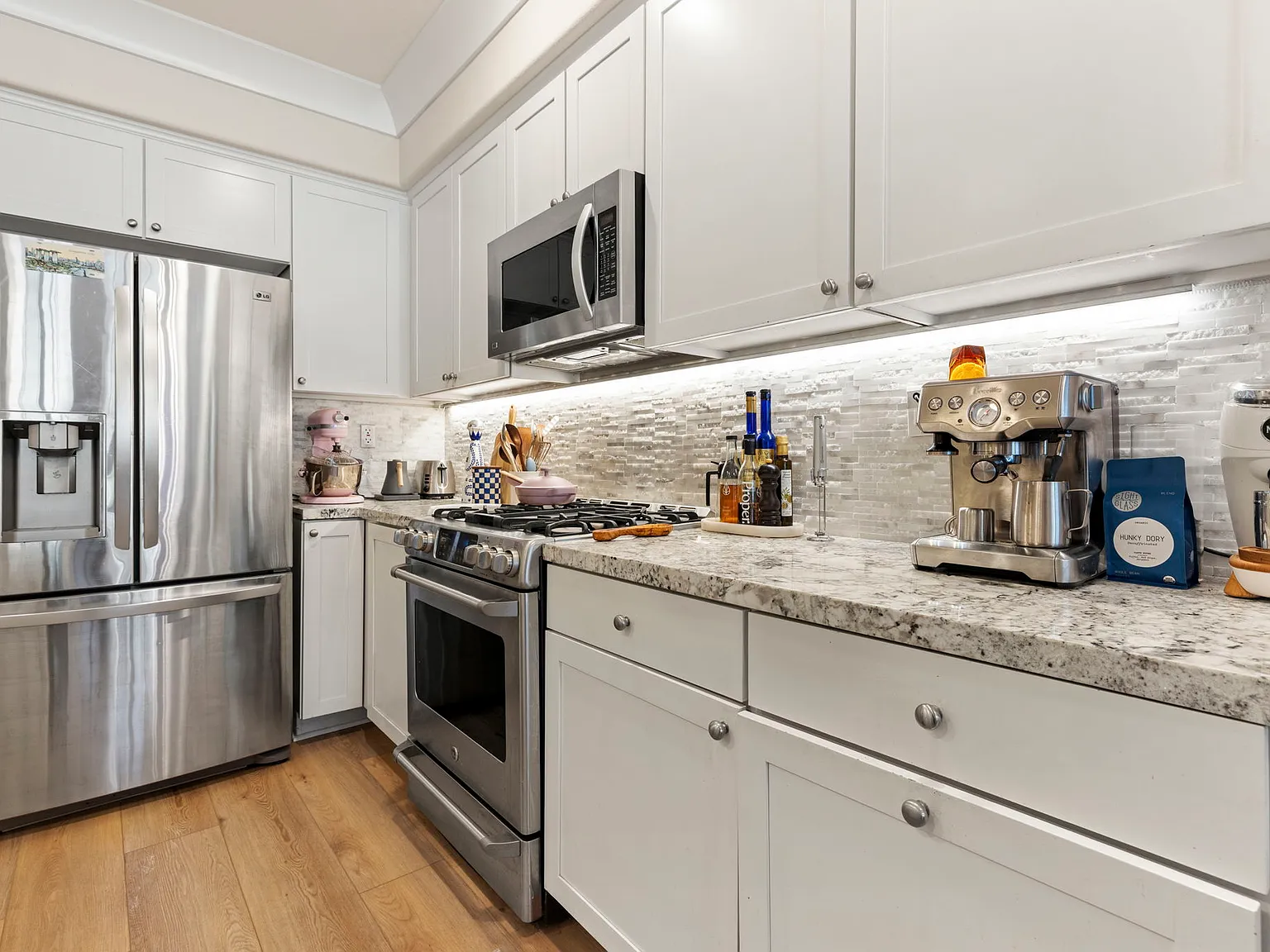 2 bed, 2.5 bath, 1327 sqft, $3,850 — Photo 2