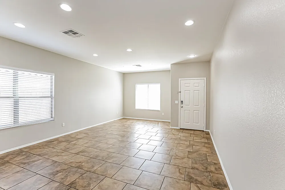 4 bed, 2.5 bath, 2403 sqft, $2,225 — Photo 4