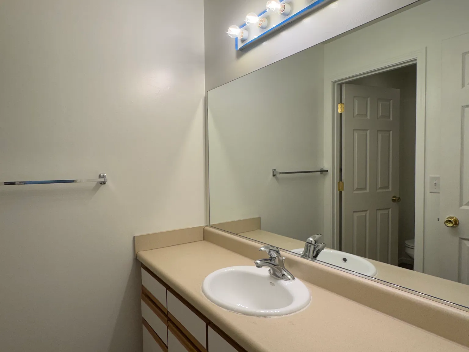 2 bed, 1000 sqft, $2,000 — Photo 3