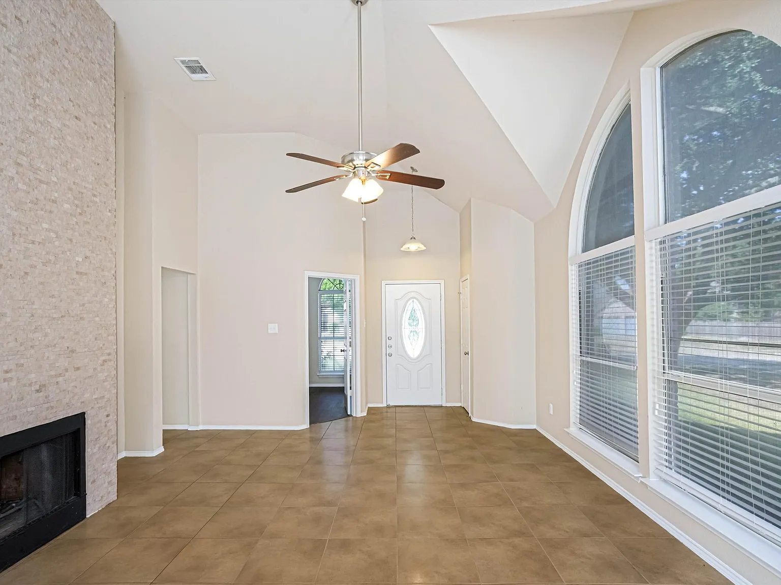 3 bed, 1428 sqft, $2,600 — Photo 2