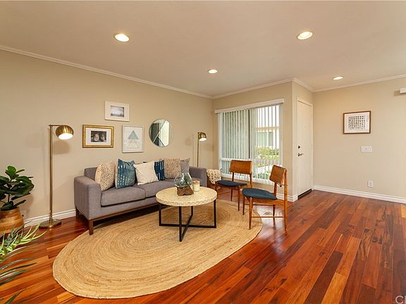 3rd image of 10746 Knott Ave