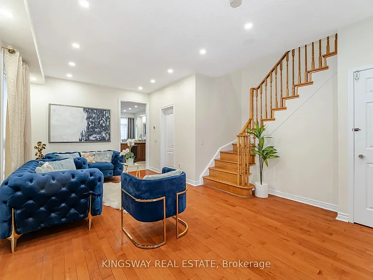 803 Khan Cres — Photo 11