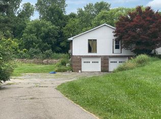 6303 Hough Rd, Almont, MI 48003