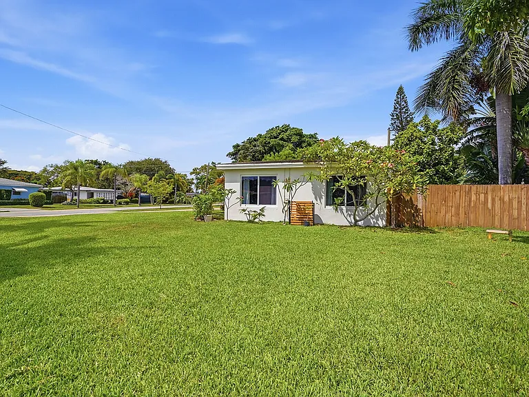 351 SW 13th St — Photo 33