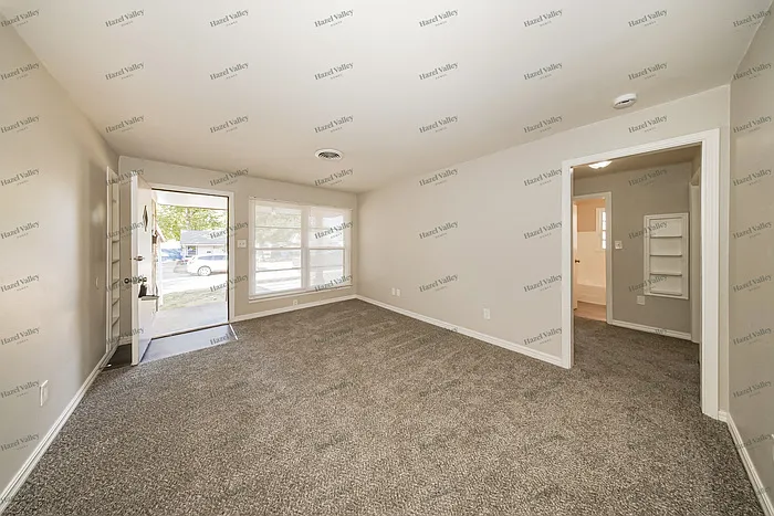 3 bed, 1.0 bath, 924 sqft, $1,195 — Photo 3