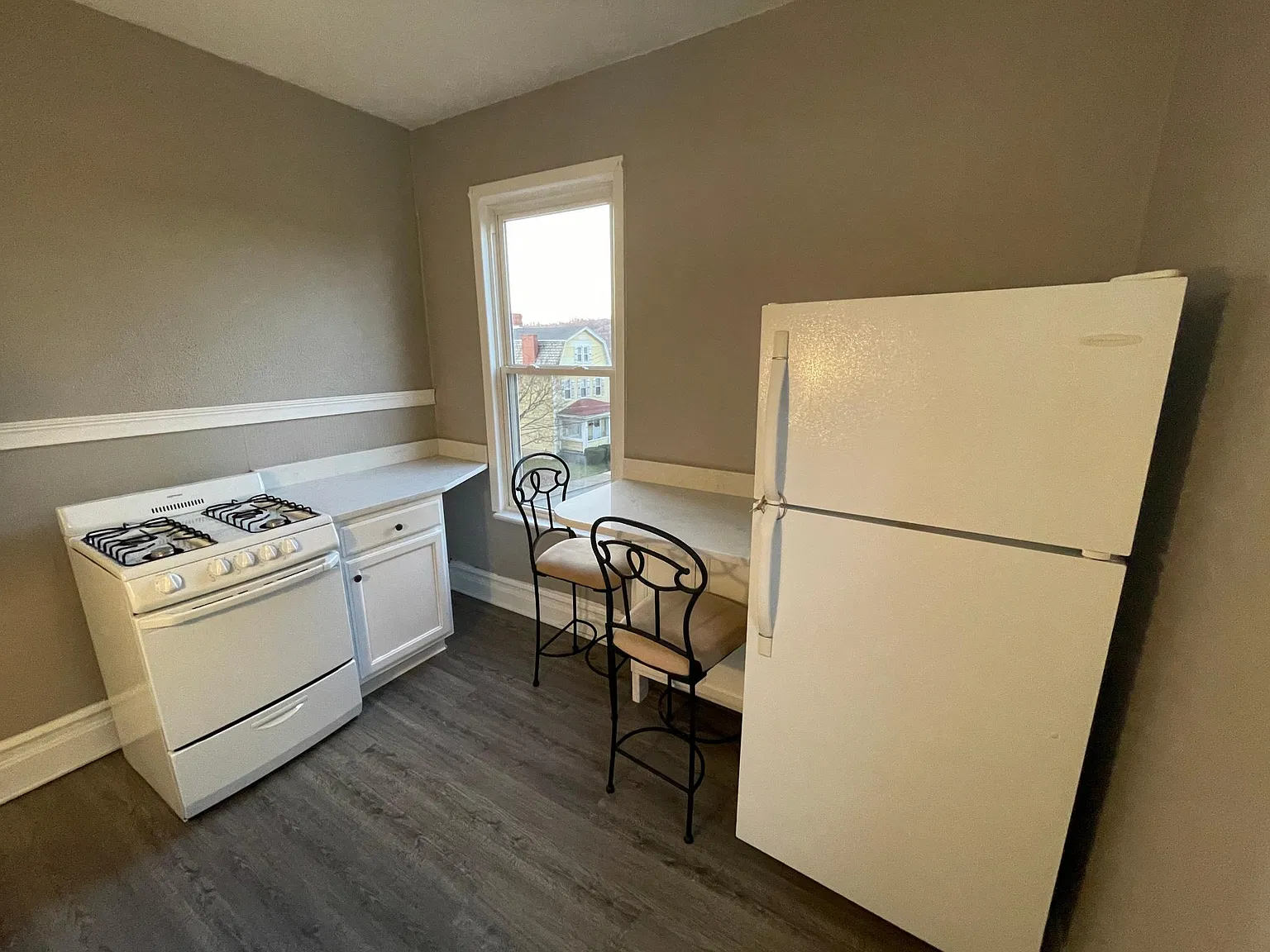552 Hill St — Photo 4