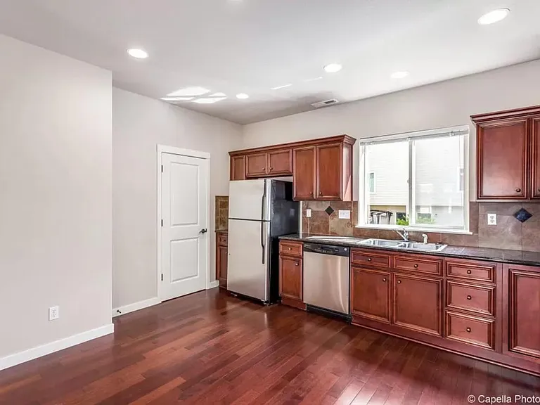 410 NE Patricia Ann Pl — Photo 4