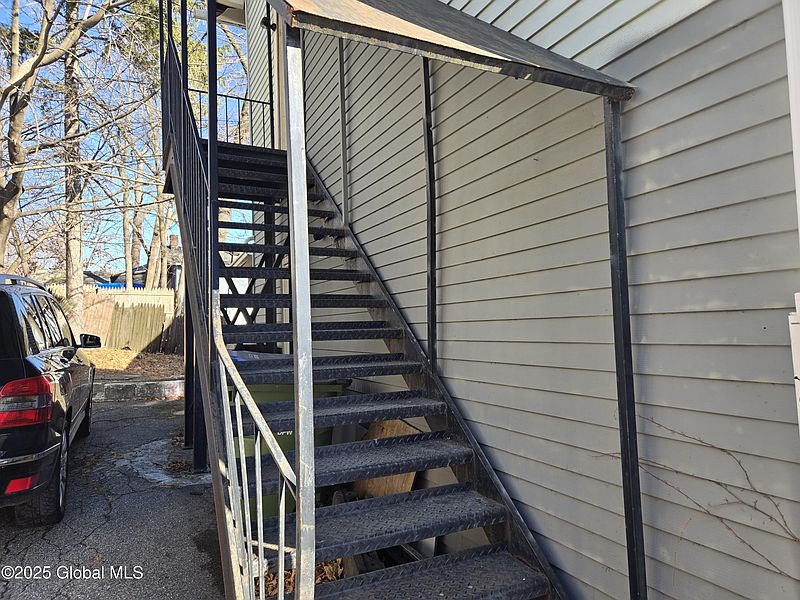 4th image of 31-33 Linden Avenue