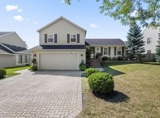 11 Larkspur Ln, Streamwood, IL 60107