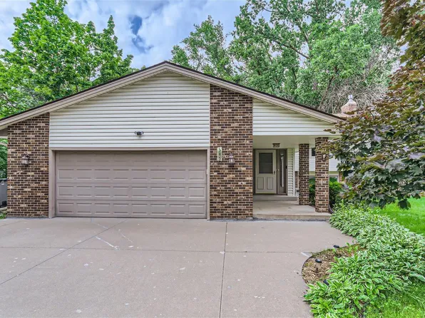 545 Lake Cove Ct, Shoreview, MN 55126