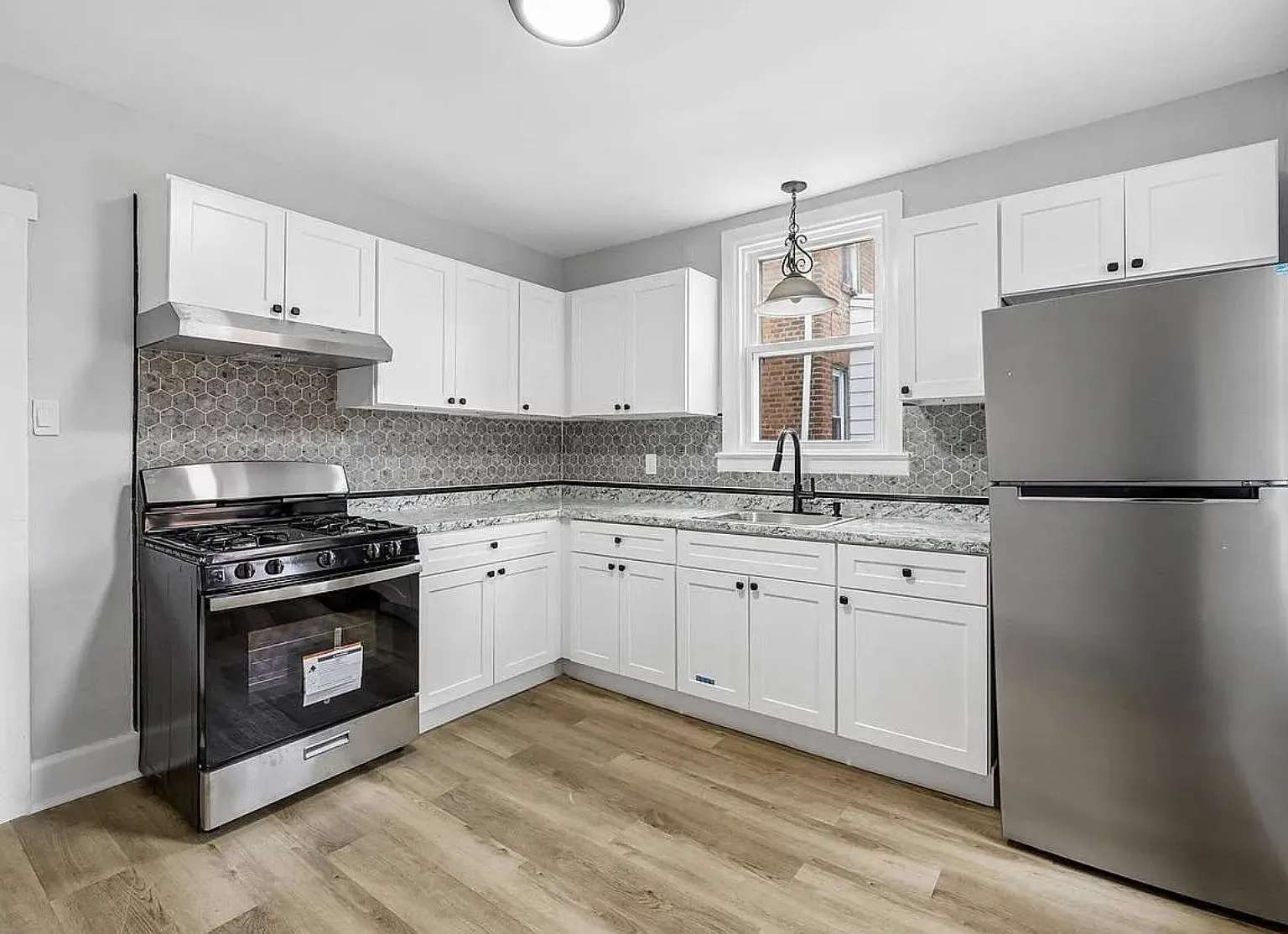 1 bed, 1.0 bath, 1360 sqft, $1,364 — Photo 3