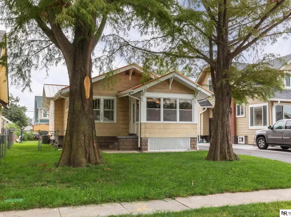 2423 Whitmore St, Omaha, NE 68112