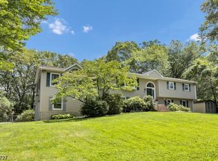 33 Reality Dr, Kinnelon, NJ 07405