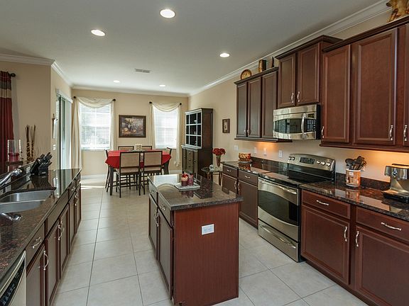 4th image of 664 Venice Pl