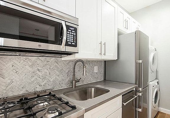 5th image of 524 Putnam Ave #1L