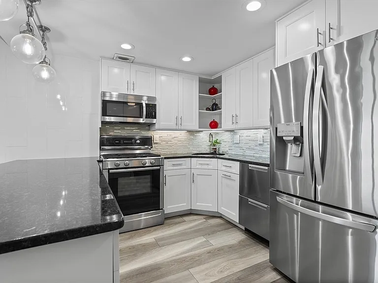 8 Whittier Pl #9J — Photo 21