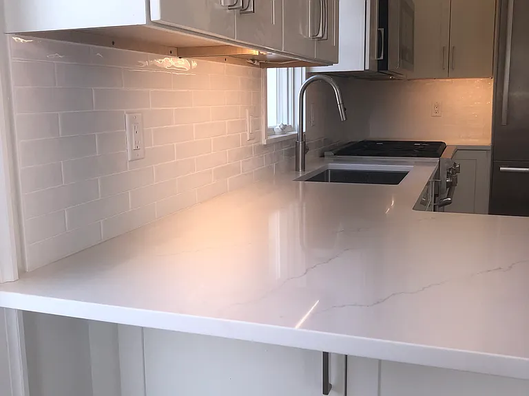Large 3-seat kitchen peninsula